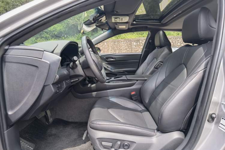 Used Toyota Avalon 2019 Dual-Engine 2.5L Luxury Edition China VI Standard
