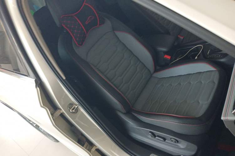 Used Volkswagen Tiguan L 2023 330TSI Automatic Two-Wheel Drive R-Line Flagship Edition
