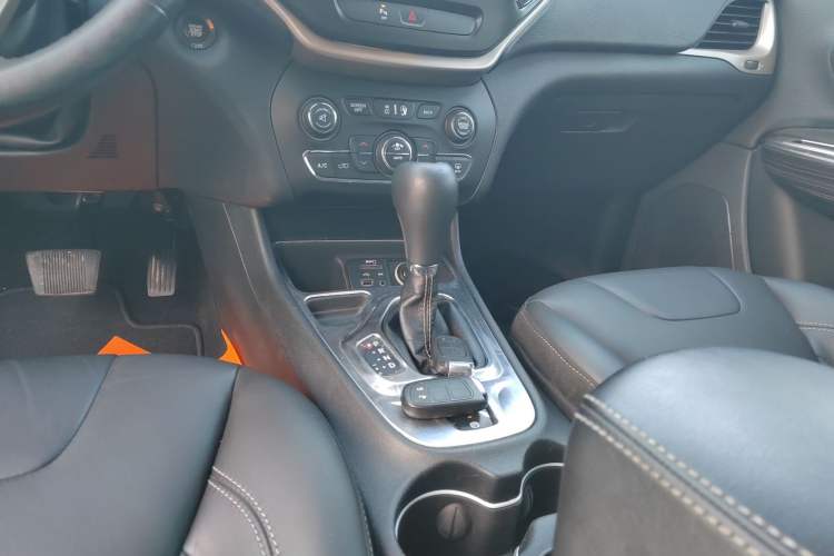 Used  Cherokee 2016 2.4L Leading Edition