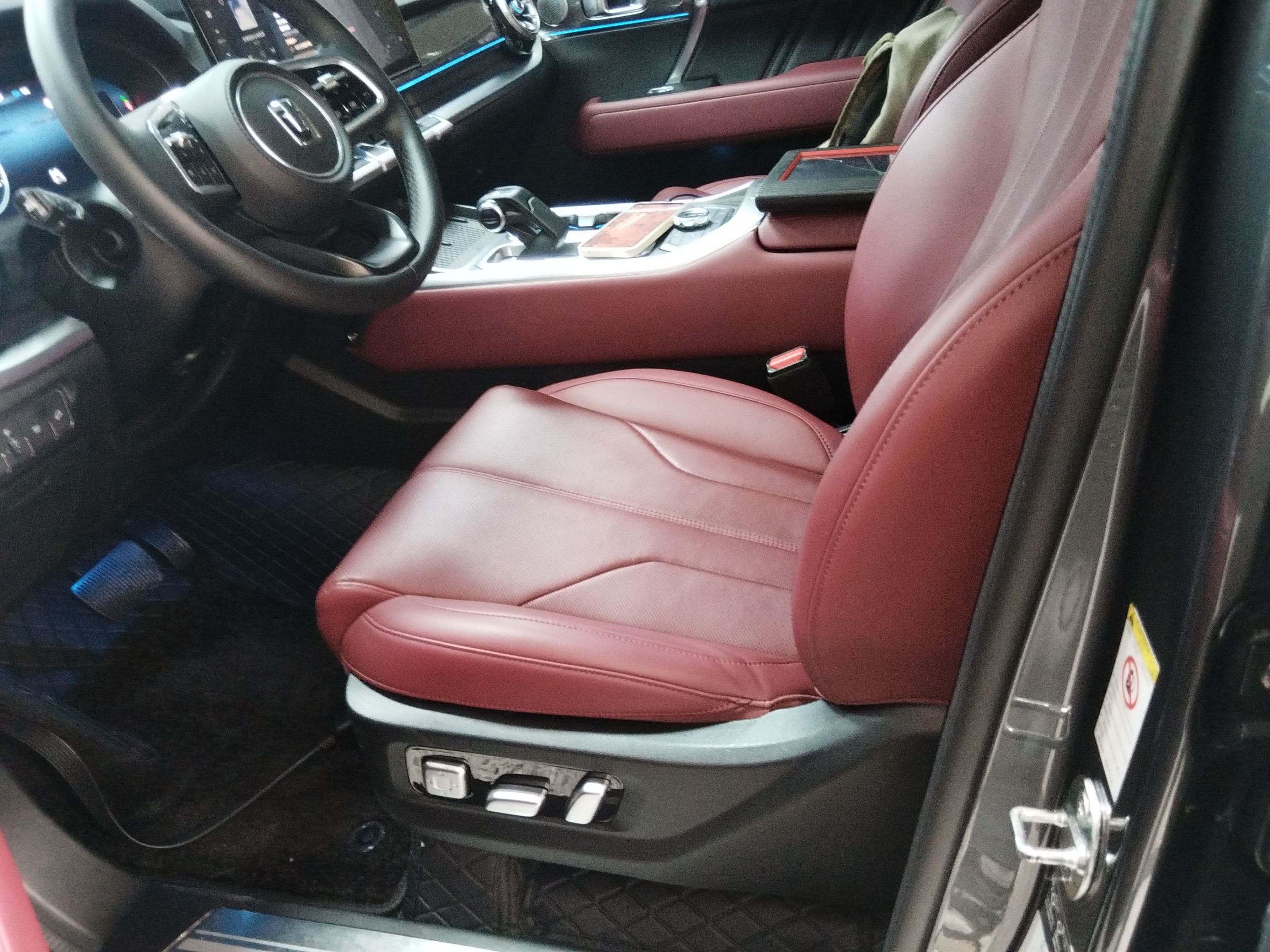 المقاعد الأمامية داخل السيارة