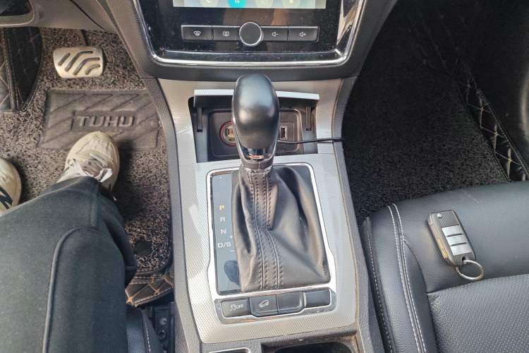 Used Roewe RX5 2016 20T Two-Wheel Drive Automatic Internet Smart Edition
