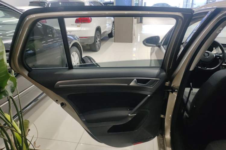 Used Volkswagen Golf 2016 230TSI Automatic Comfort Version
