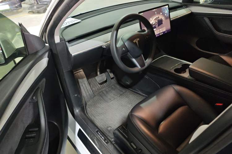 Used Tesla Model Y 2023 Long-Range All-Wheel-Drive Version
