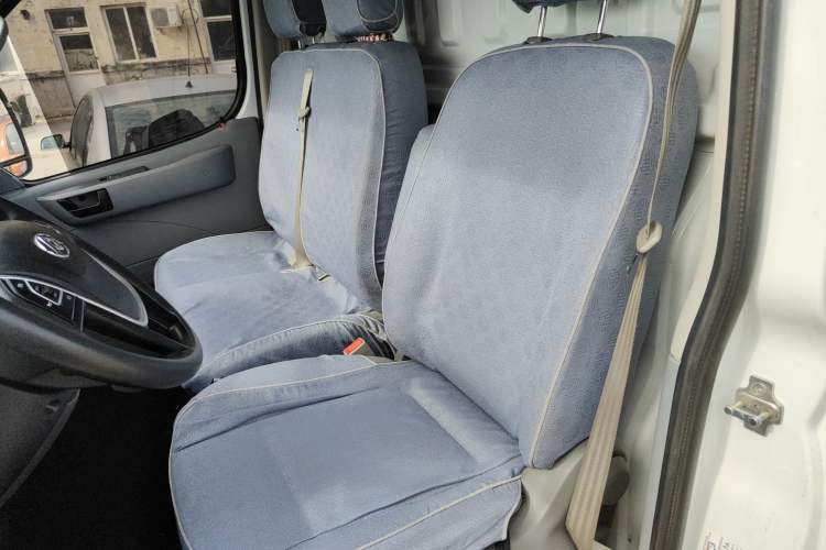 Used SAIC MAXUS Xintu V80 2023 2.0T Manual Classic City Delivery King Short Wheelbase Mid-Roof 3-Seater
