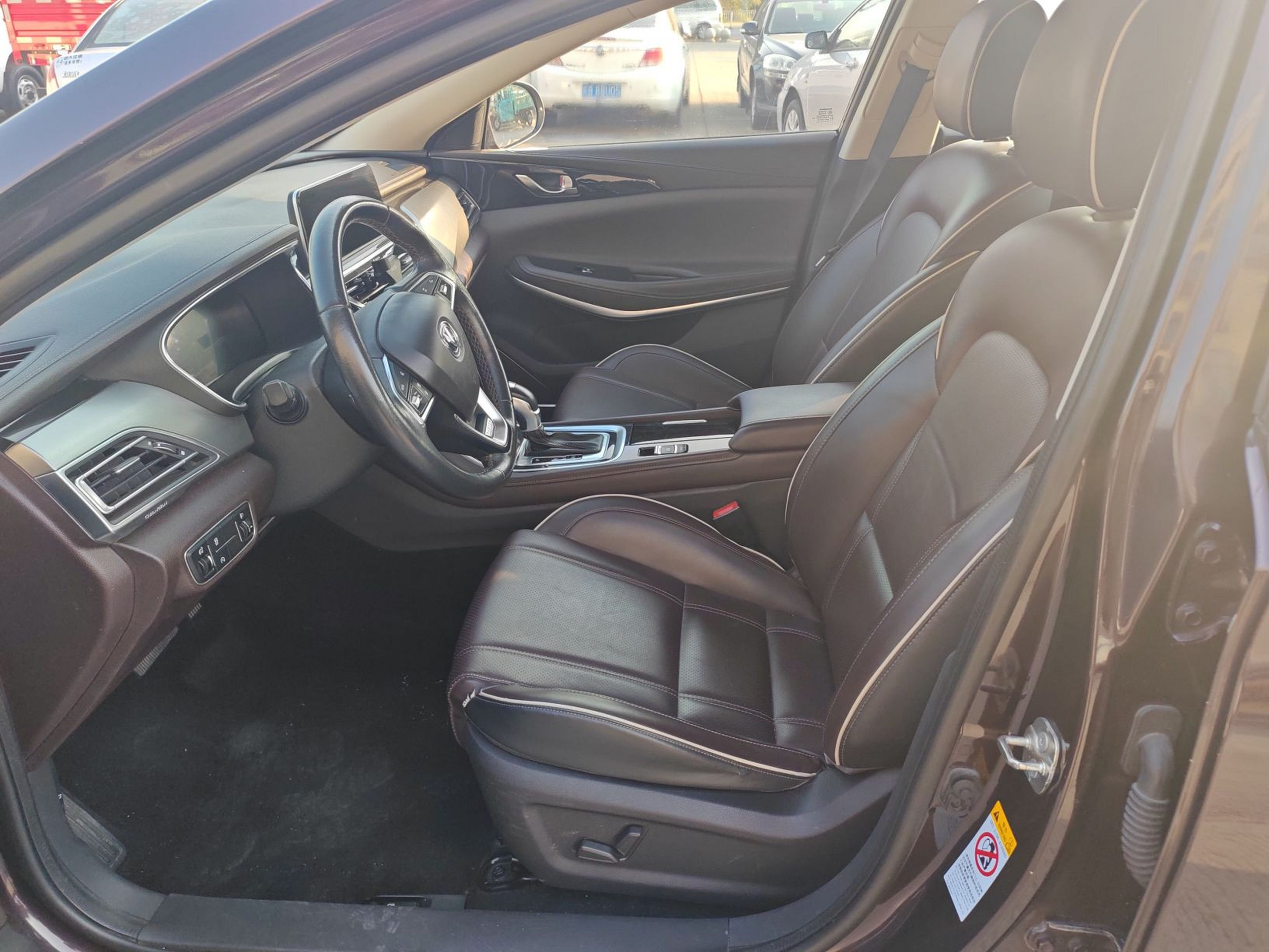 المقاعد الأمامية داخل السيارة