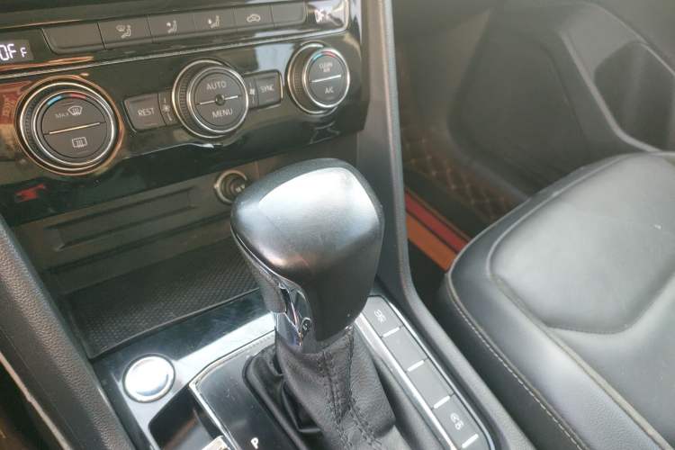 Used Volkswagen Tiguan L 2019 Updated Version 330TSI Automatic Two-Wheel Drive Panoramic Comfort Edition China VI Standard