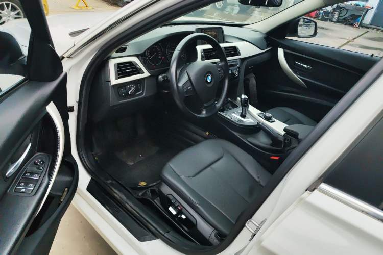 Used BMW 3 Series 2016 320Li Ambition Model
