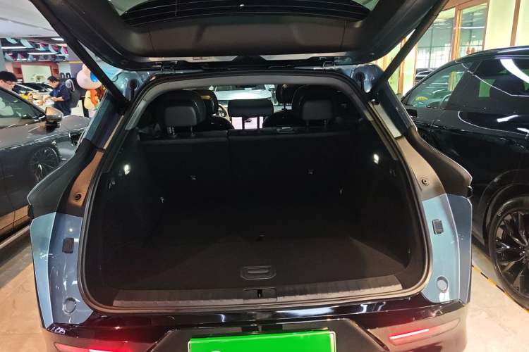 Used Zeekr 7X 2025 100 kWh Long-Range Rear-Wheel Drive with Intelligent Driving Features
