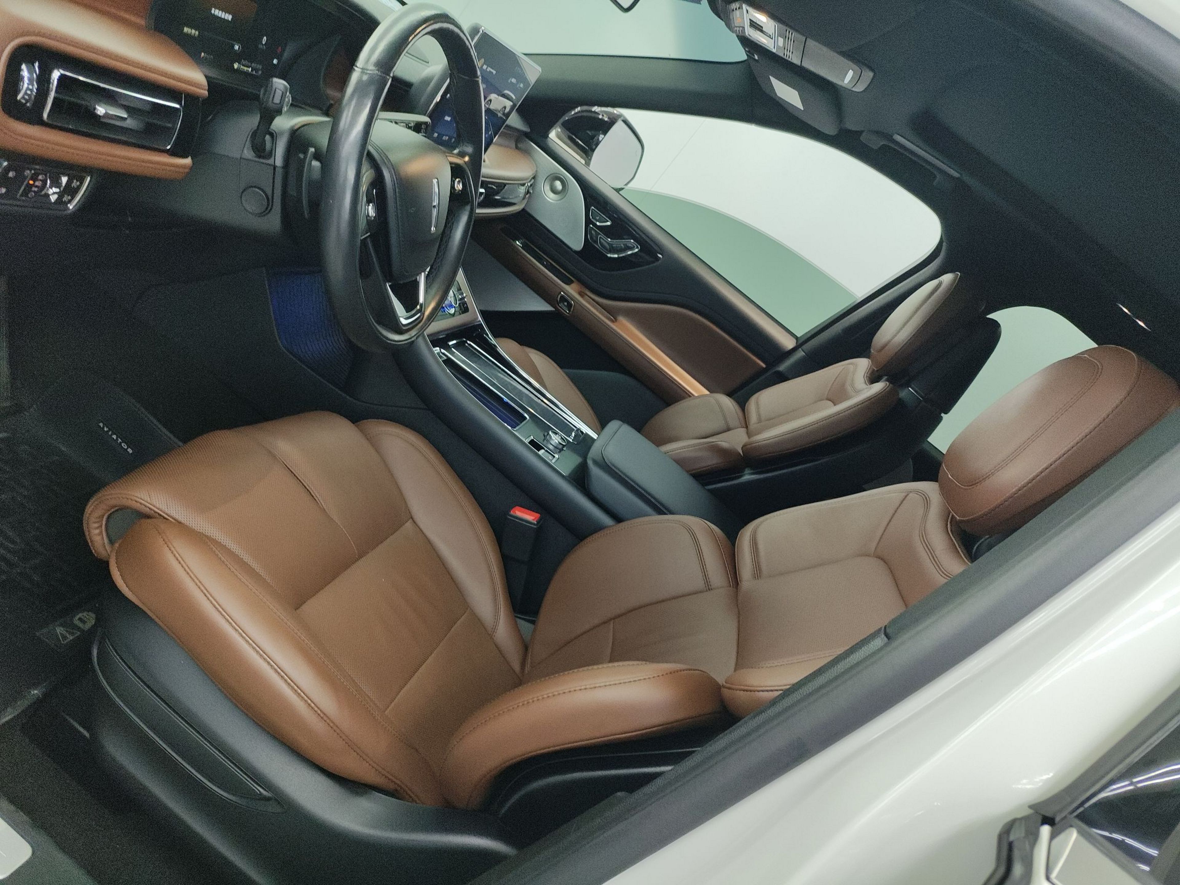 المقاعد الأمامية داخل السيارة