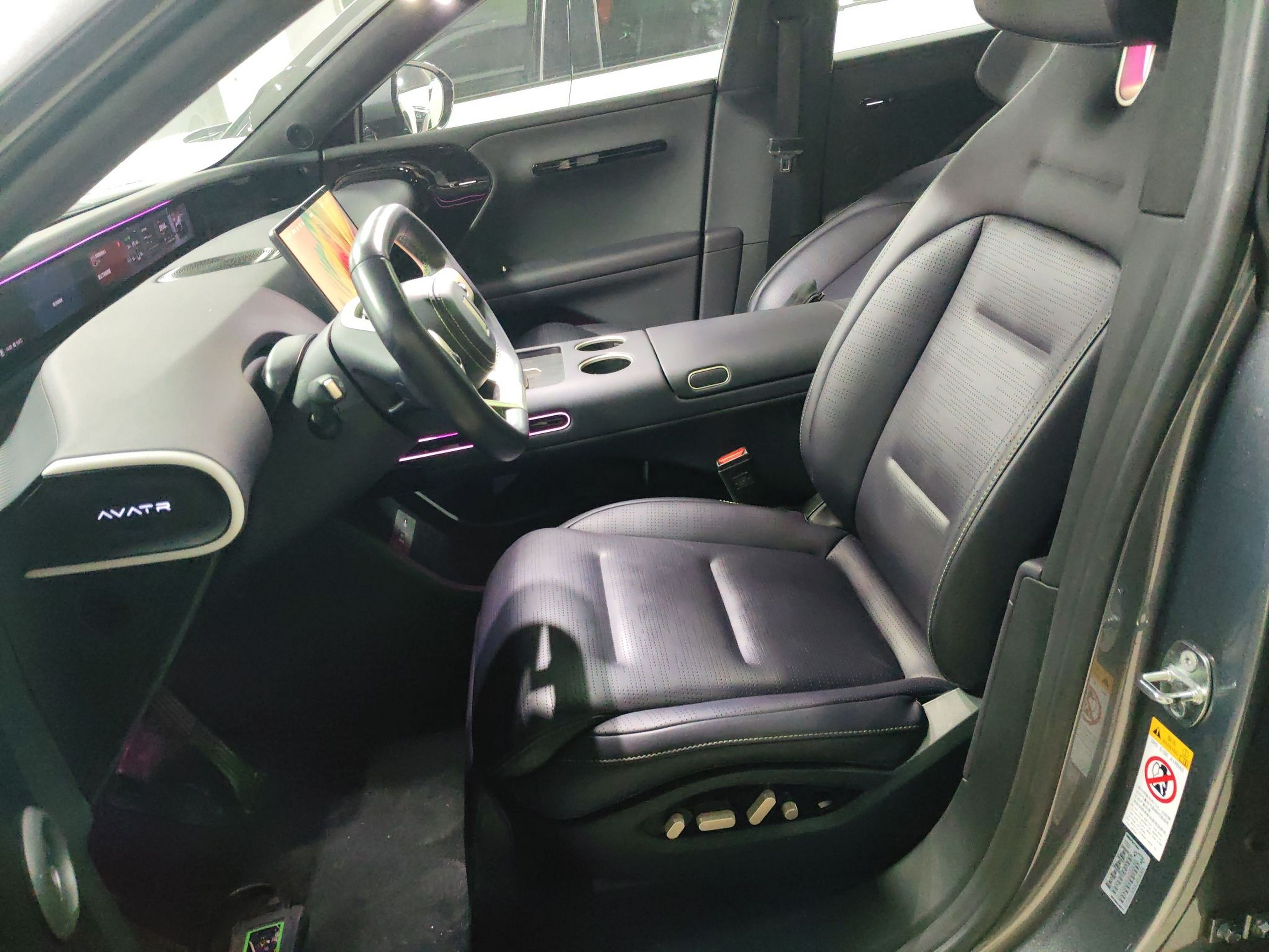 المقاعد الأمامية داخل السيارة