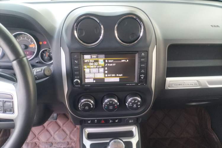 Used  Compass 2015 2.0L Two-Wheel Drive Luxury Edition