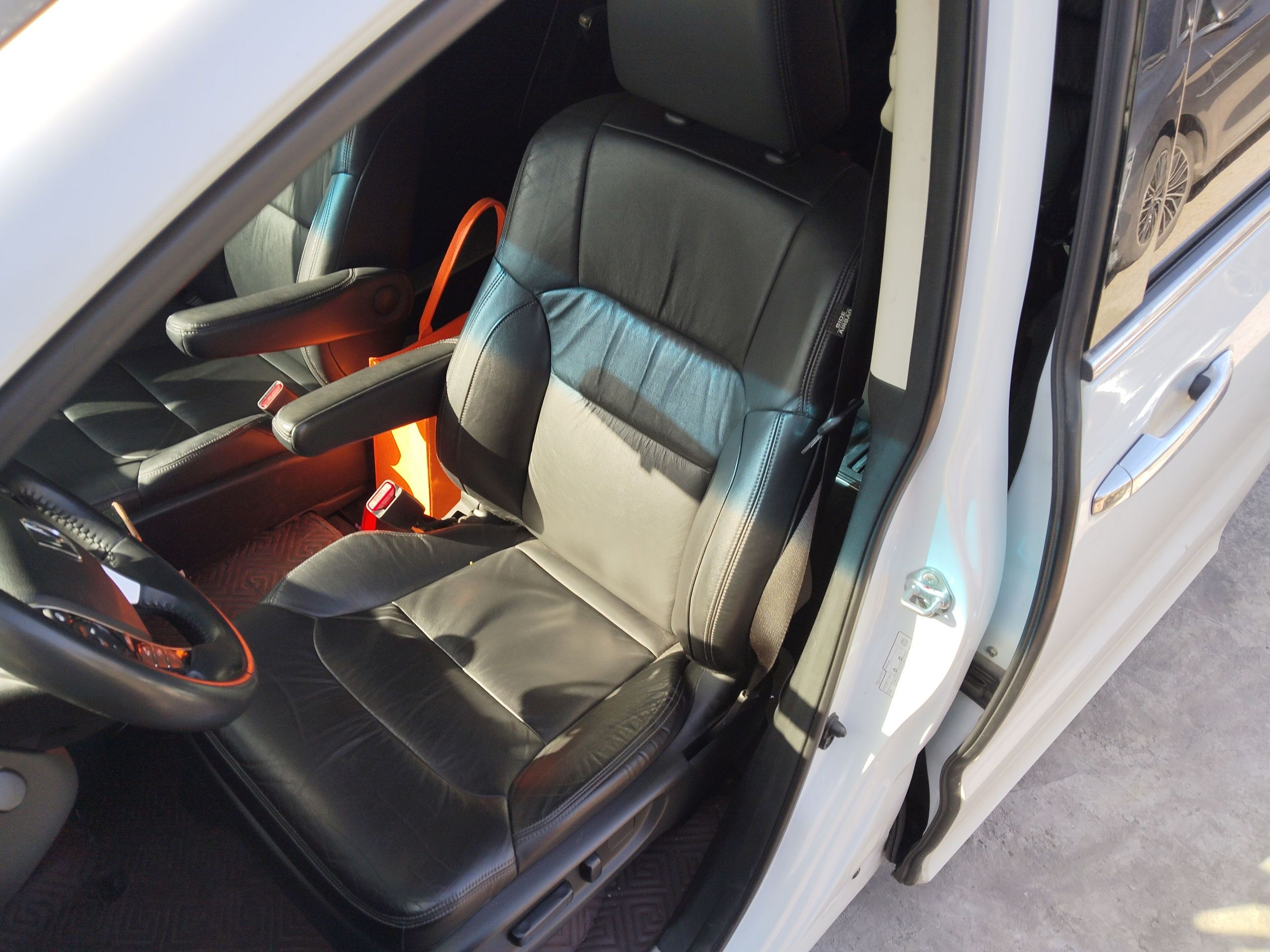 Переднее сиденье в автомобиле