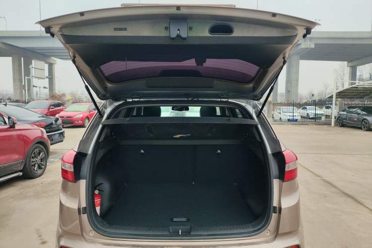 Used Hyundai ix25 2015 1.6L Automatic Two-Wheel-Drive Deluxe DLX Model
