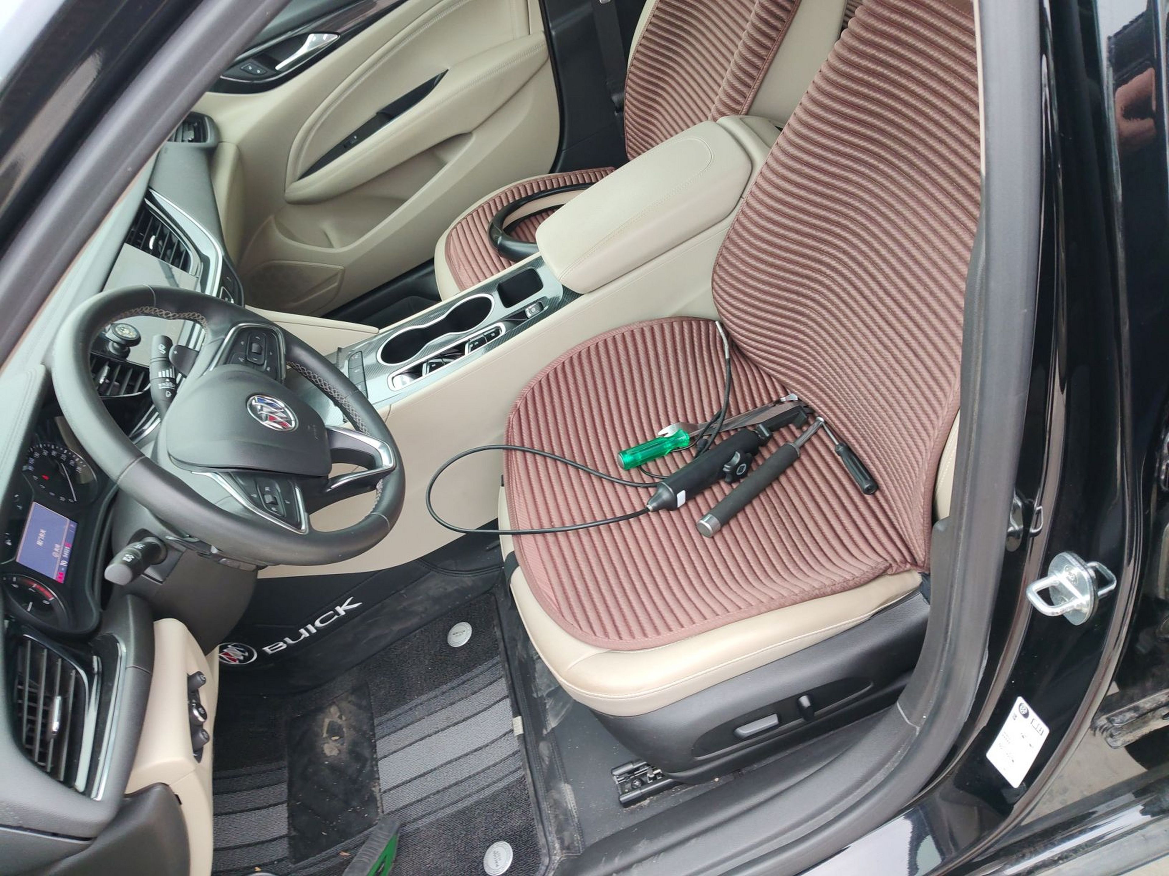 Переднее сиденье в автомобиле