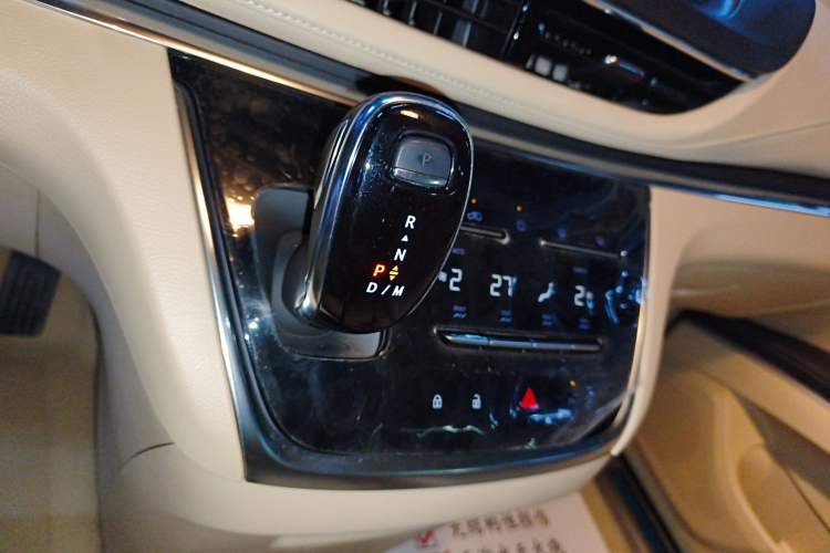 Used Buick GL8 2023 Facelifted Land Cruiser Executive Luxury Version
