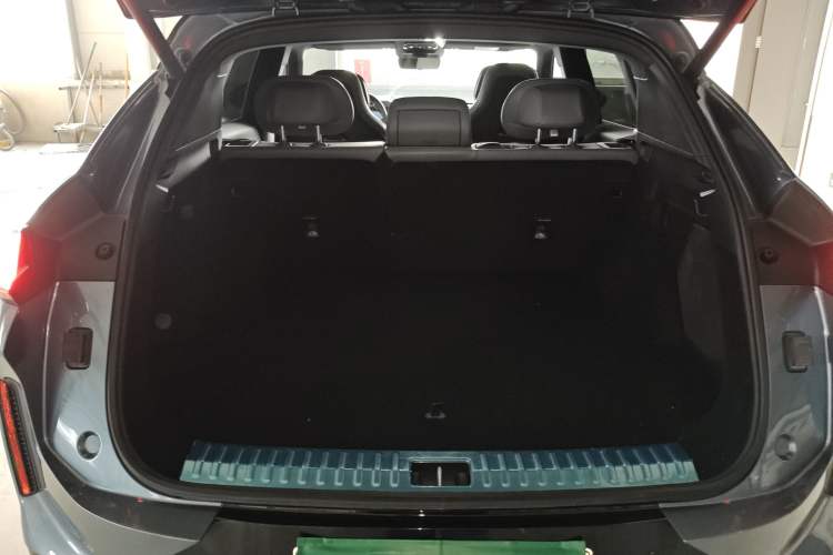 Used Lynk & Co 08 EM-P 2025 220 km All-Wheel-Drive Performance Halo
