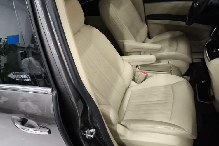 Used Buick GL8 2023 Facelifted Land Cruiser Executive Luxury Version
