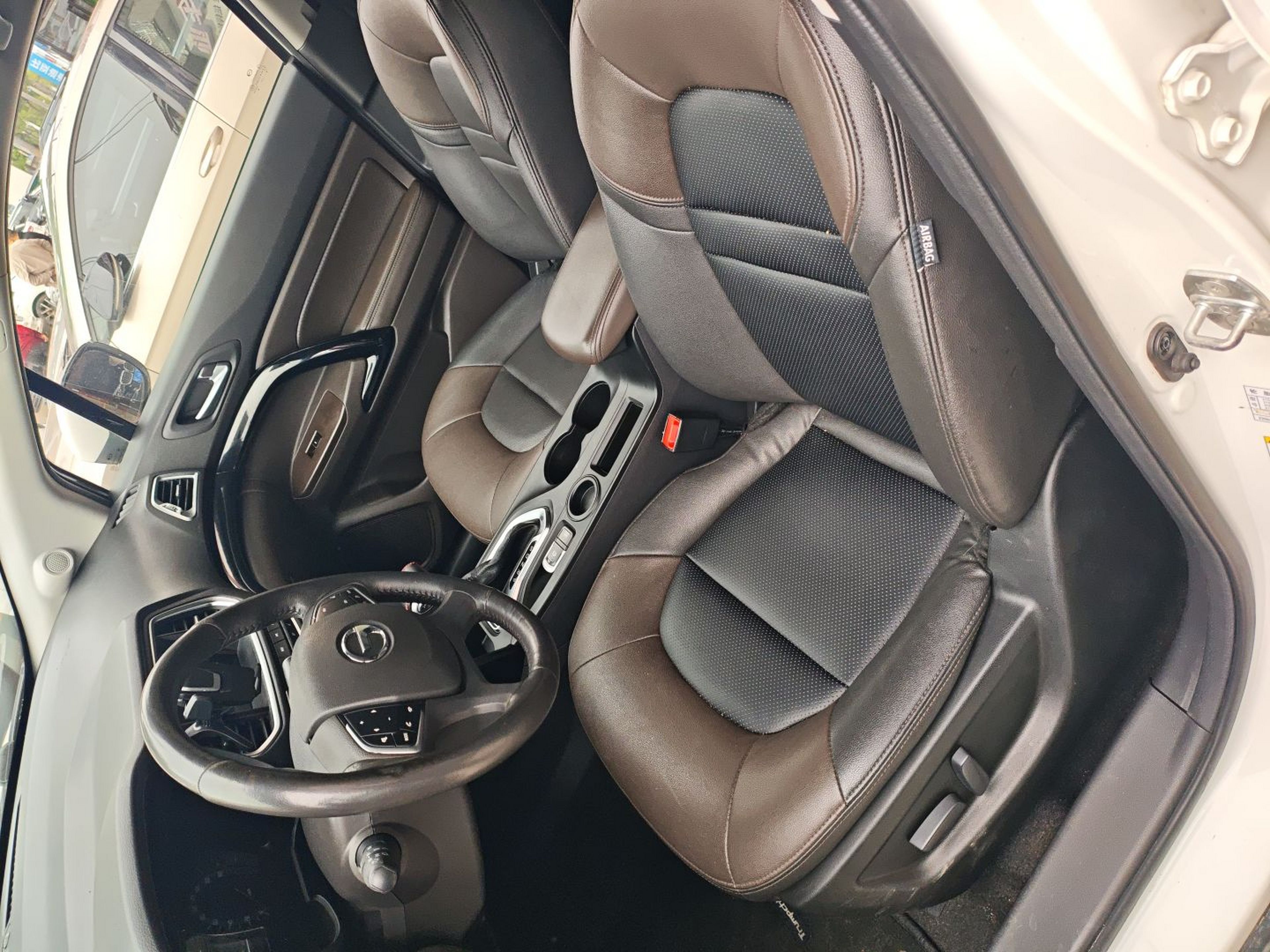 المقاعد الأمامية داخل السيارة