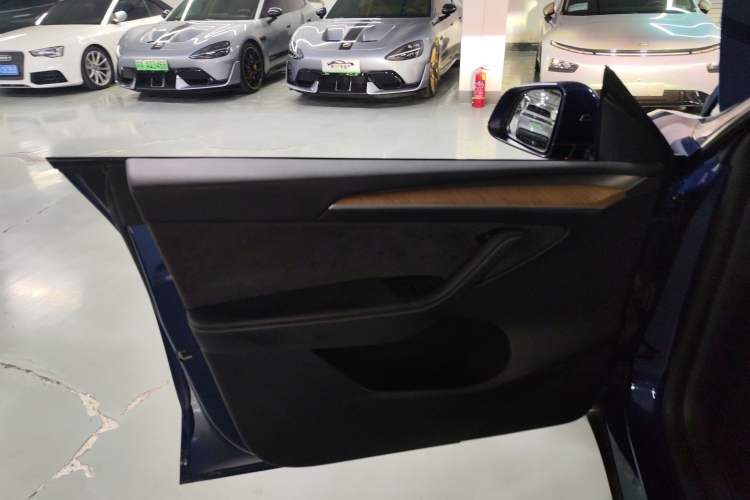 Used Tesla Model Y 2021 Long-Range All-Wheel-Drive Version
