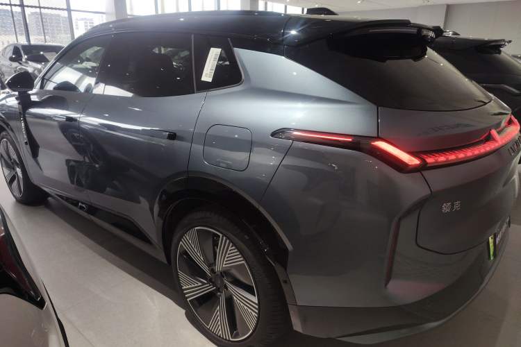 Used Lynk & Co 08 EM-P 2025 220 km All-Wheel-Drive Performance Halo