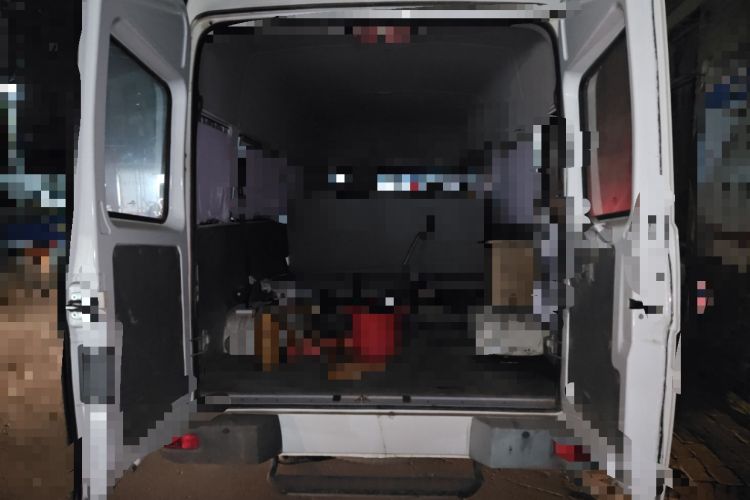 Used Iveco Daily 2022 2.5T A37 M1 Passenger Van 5-9 Seats Long Wheelbase Mid-Roof Design Dual Tires Side Sliding Doors
