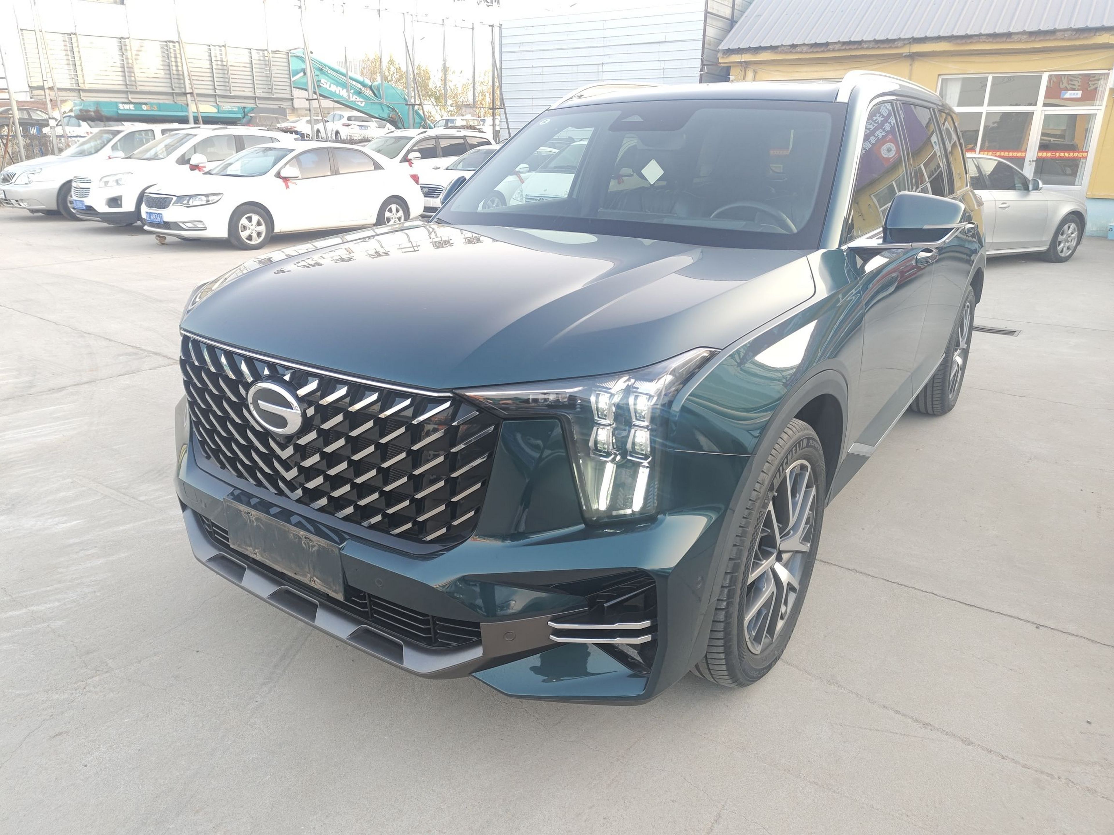 تحت مقدمة السيارة