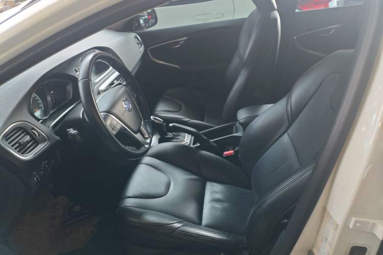 Used Volvo V40 2015 1.6T Zhiya Edition