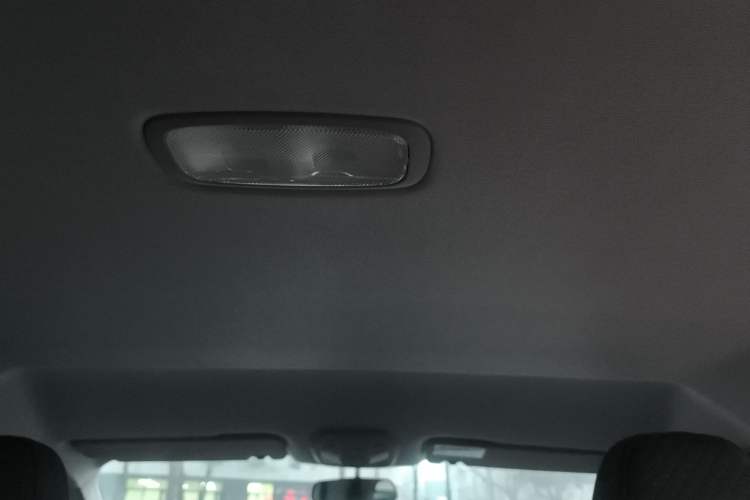 Used SAIC MAXUS Xintu V70 2025 2.0T Automatic Short Wheelbase Ultra-Low Roof Elite Edition – 5/6 Seats