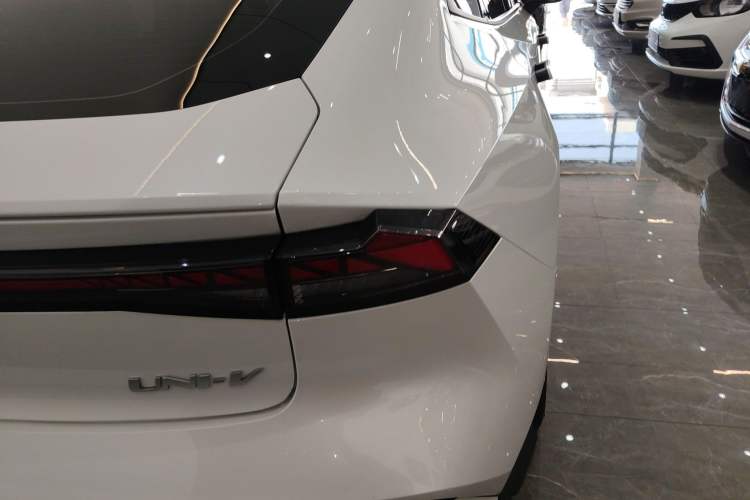 Used Changan UNI-V 2024 1.5T Luxury Edition