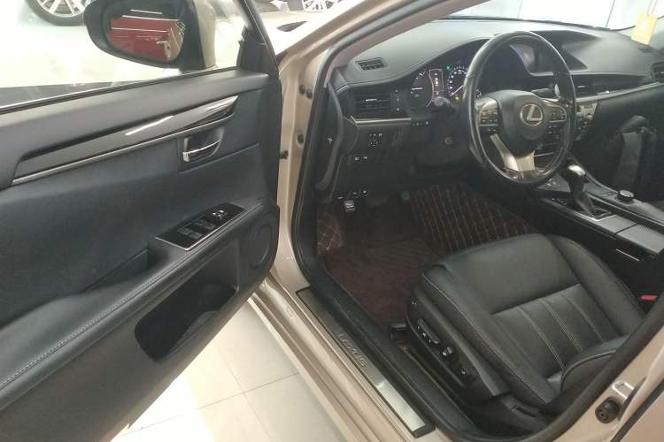 Used Lexus ES 2015 300h Comfort Edition
