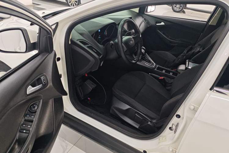 Used Ford Focus 2018 Hatchback Classic 1.6L Automatic Comfort Plus SmartDrive Edition
