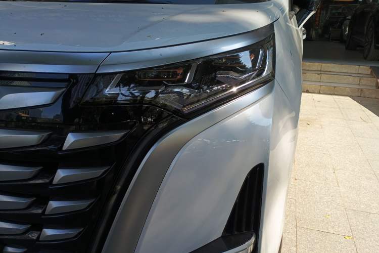 Used Denza D9 2022 DM-i 970 Four-Wheel Drive Flagship Model
