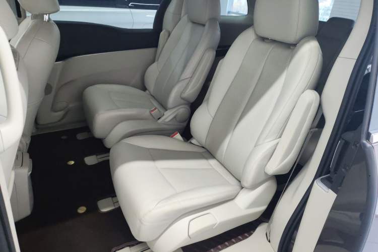 Used Buick GL8 2023 Land Executive Class Comfort Model
