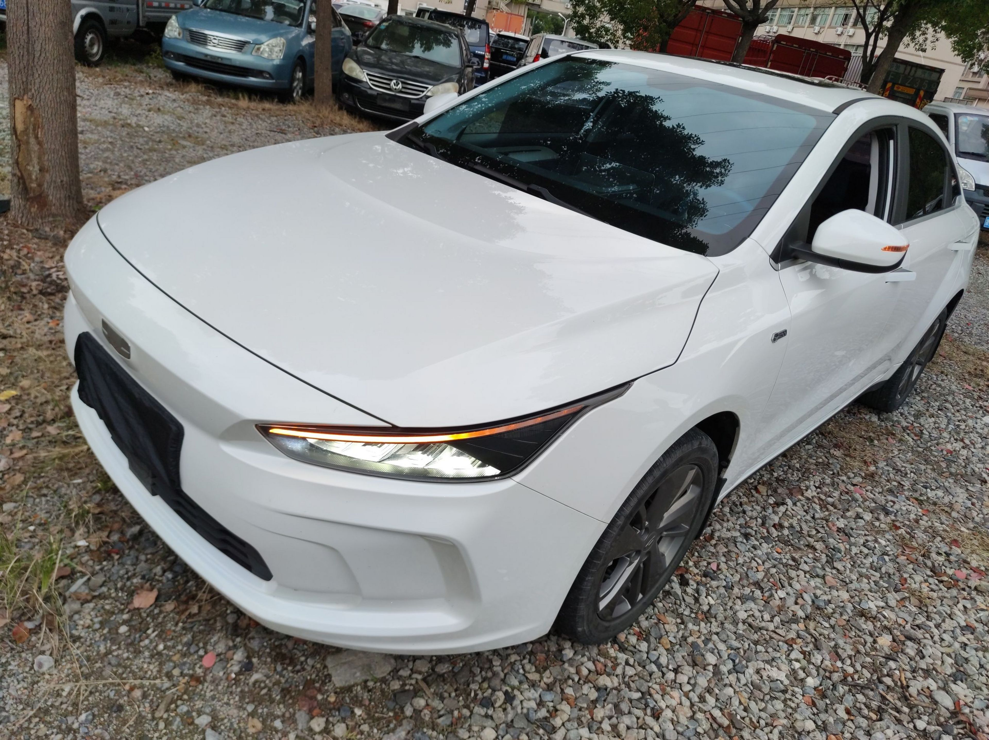 Под передней частью автомобиля