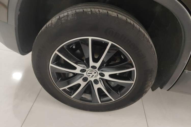 Used Volkswagen Tiguan 2015 2.0 TSI Automatic All-Wheel Drive Luxury Edition
