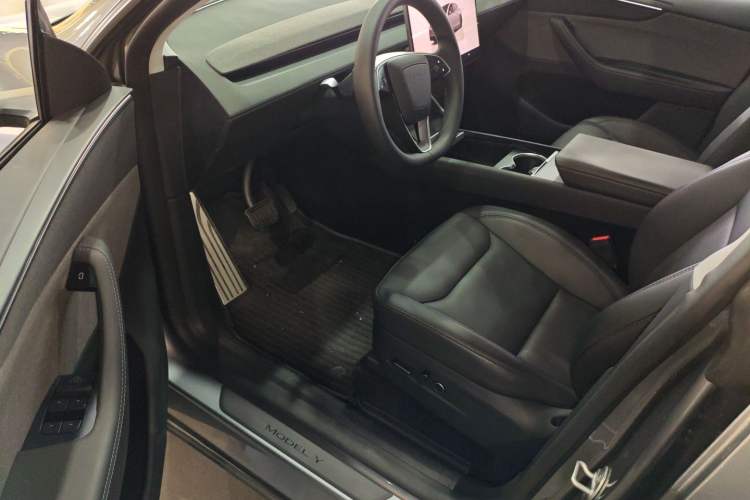 Used Tesla Model Y 2025 Rear-Wheel-Drive Version