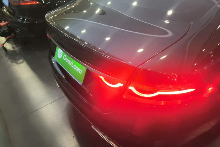 Used Jaguar XFL 2023 XFL 2.0T P250 Two-Wheel-Drive Prestige Luxury Gold Edition
