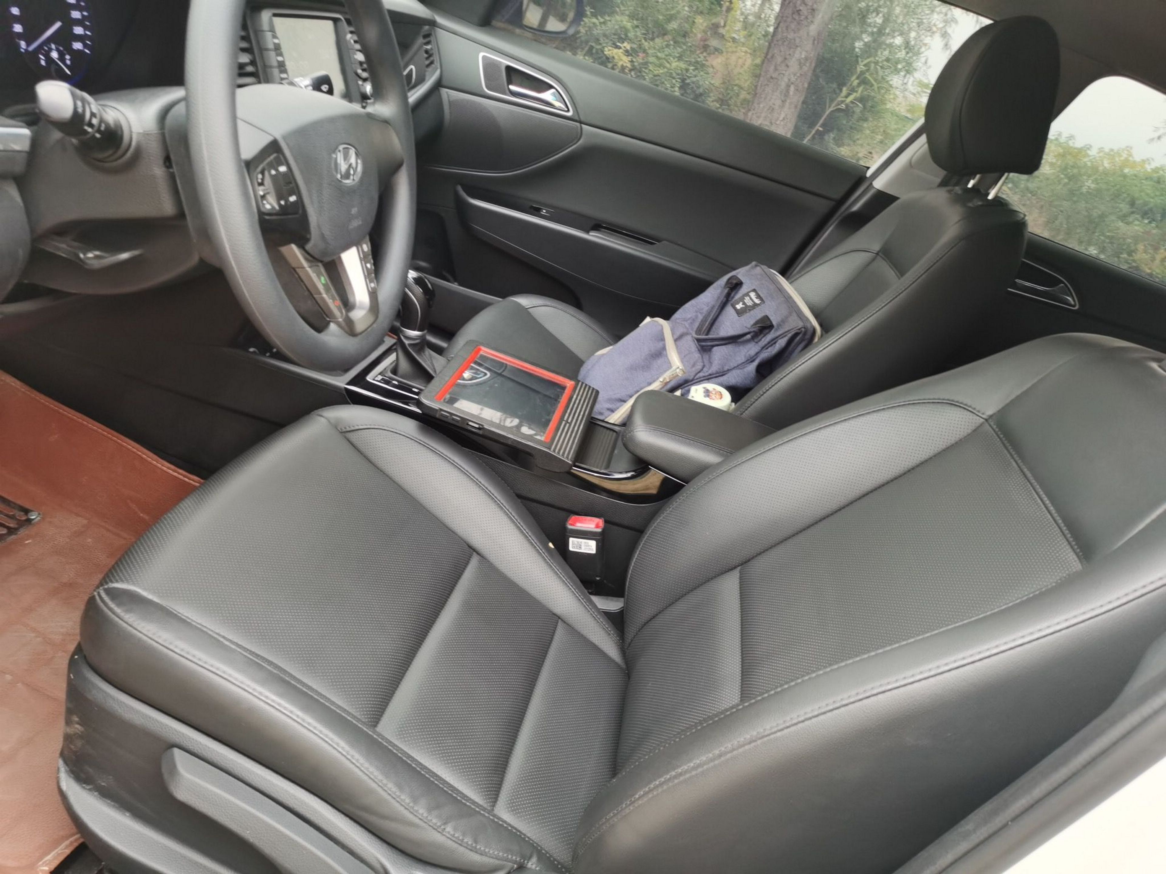 Переднее сиденье в автомобиле