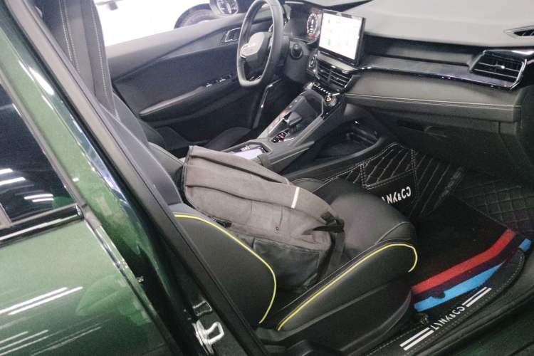 Used Lynk & Co 06 EM-P 2023 1.5T Remix PHEV Hero
