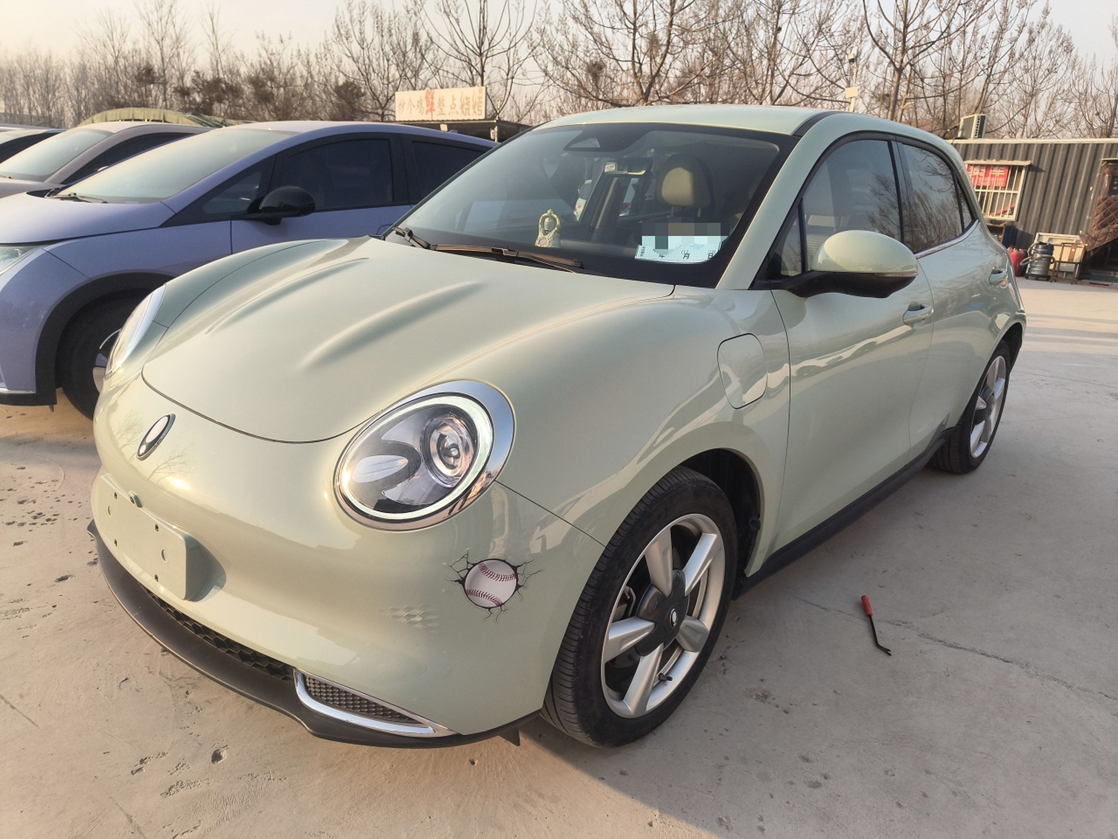 Под передней частью автомобиля