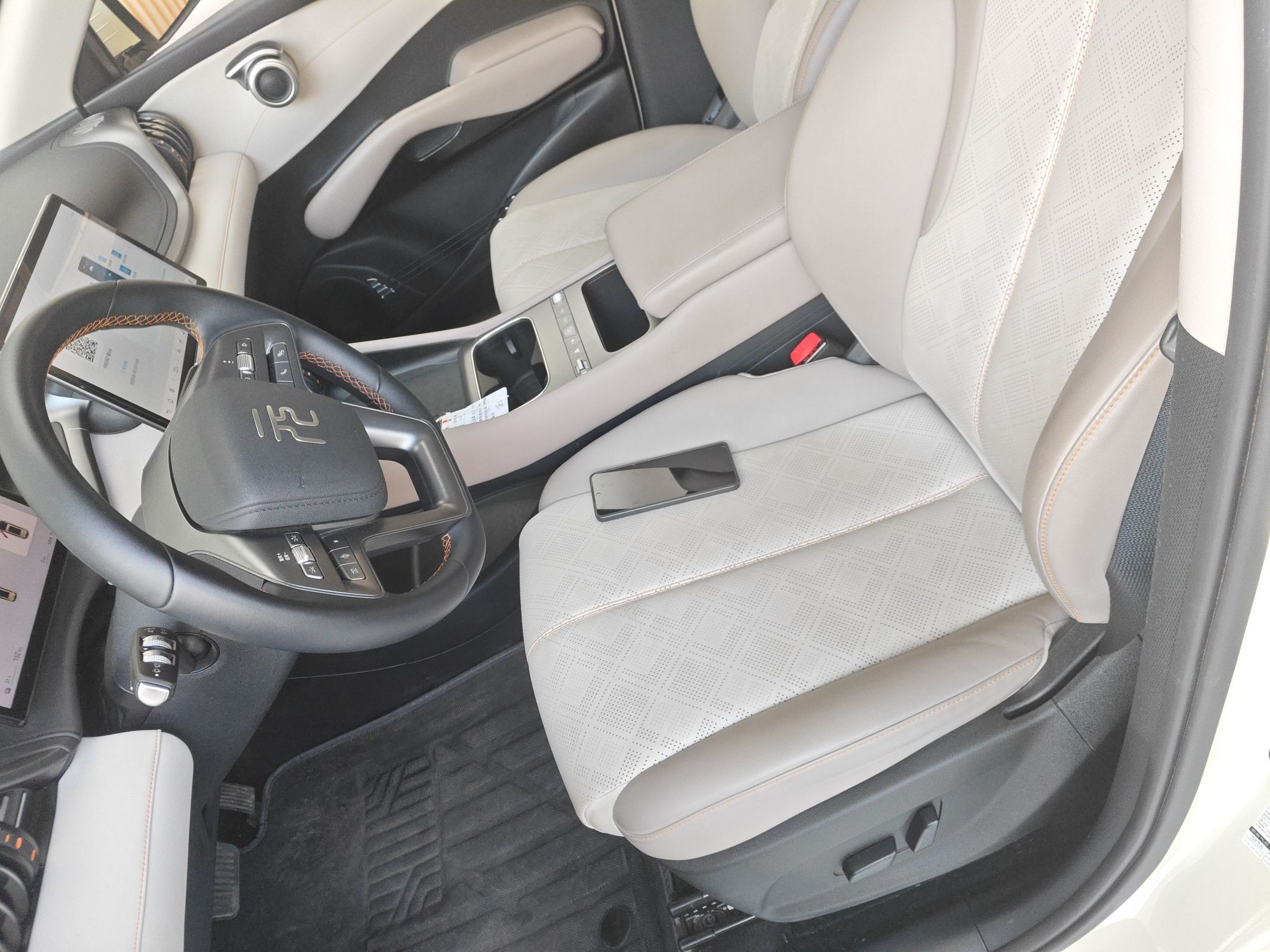 Переднее сиденье в автомобиле