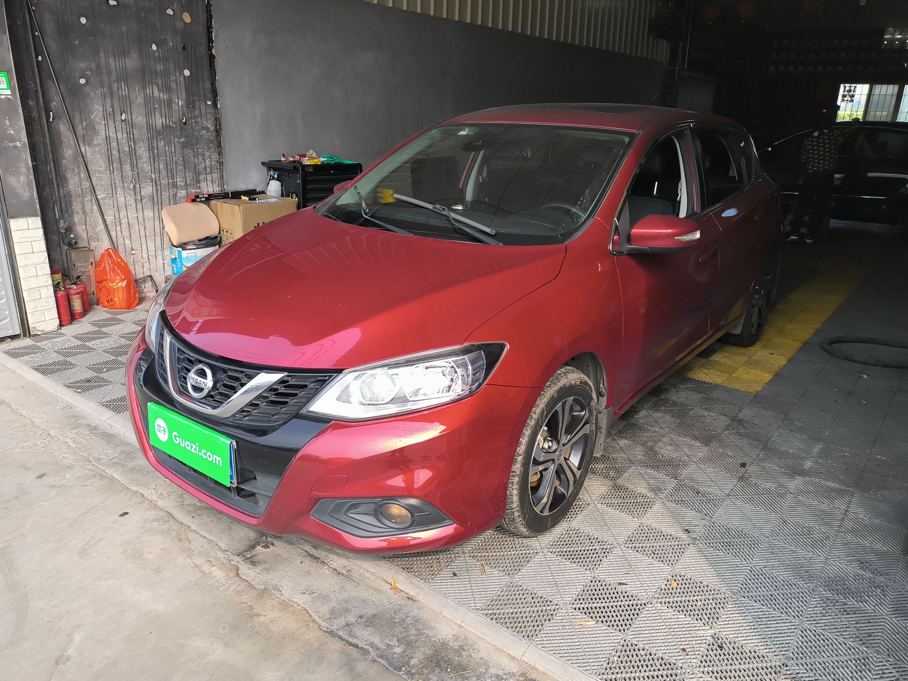 تحت مقدمة السيارة