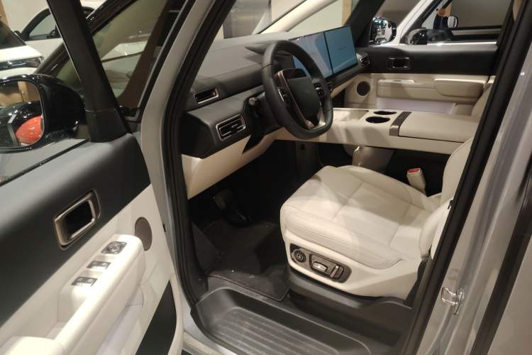 Used Li Auto MEGA 2025 Home Family Special Edition
