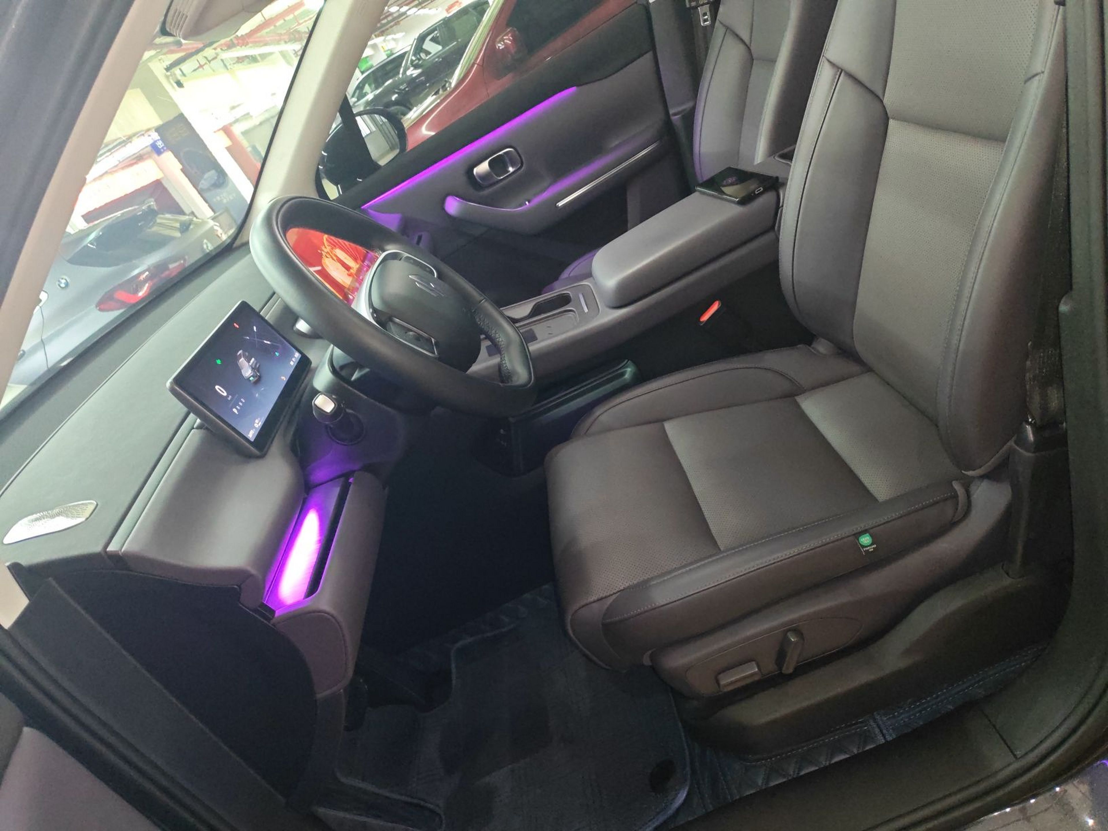 المقاعد الأمامية داخل السيارة