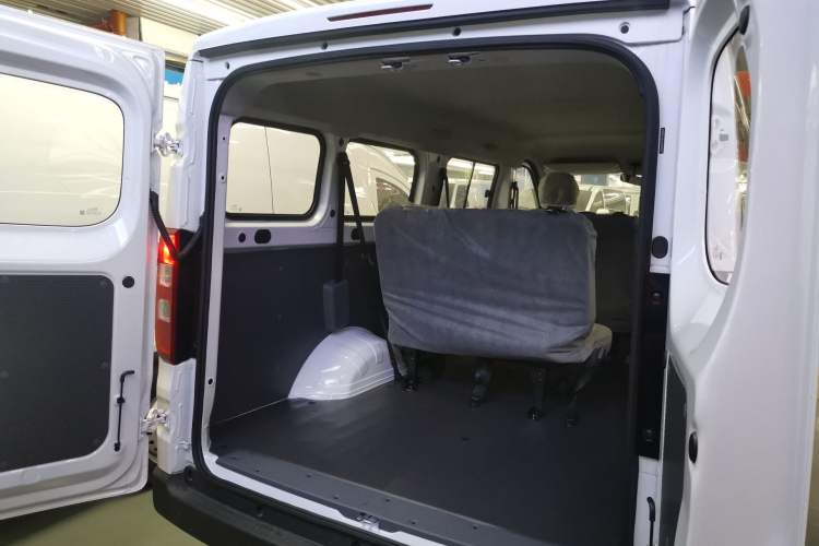 Used Wuling Yangguang 2024 300KM Comfort Version Passenger Van 75kW
