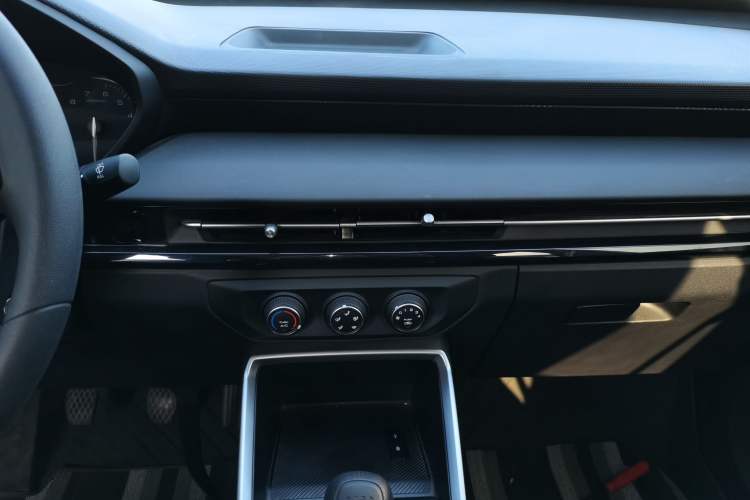 Used Wuling Alvez 2022 1.5L Manual Free-Style Model
