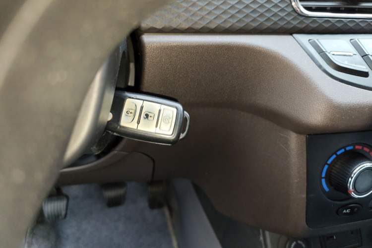 Used Dongfeng Fengon 330 2019 1.5L 330S Manual Comfort Version China VI Standard
