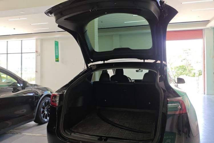 Used Tesla Model Y 2022 Long-Range All-Wheel-Drive Version
