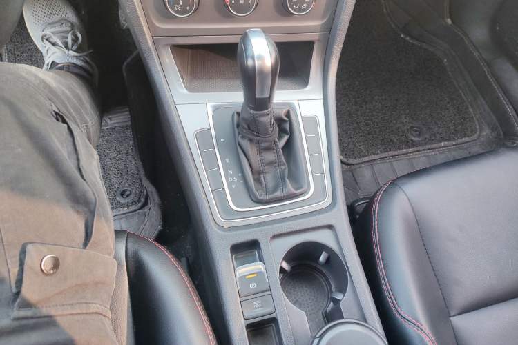 Used Volkswagen Golf 2016 1.6L Automatic Fashion Model
