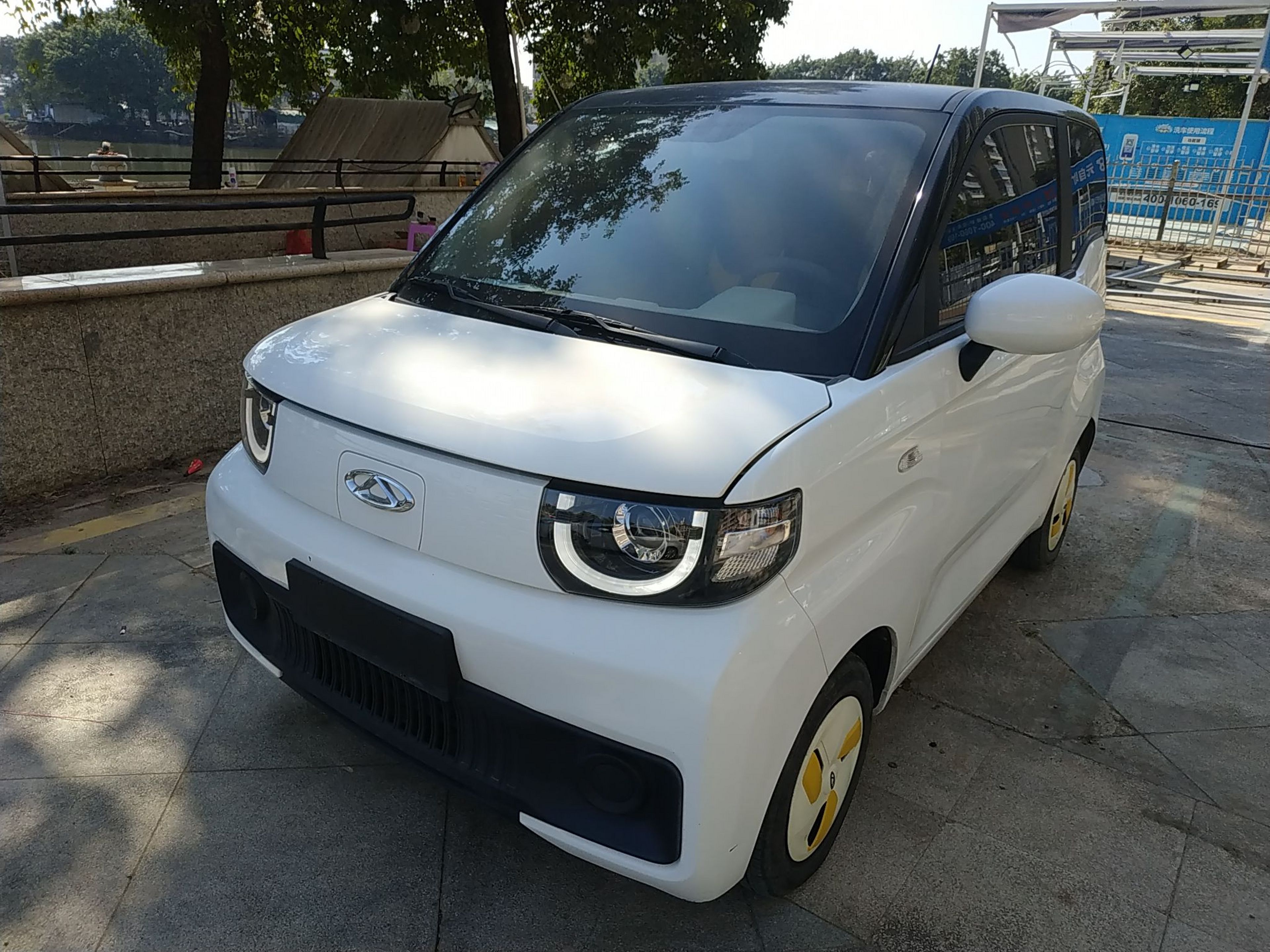 Под передней частью автомобиля